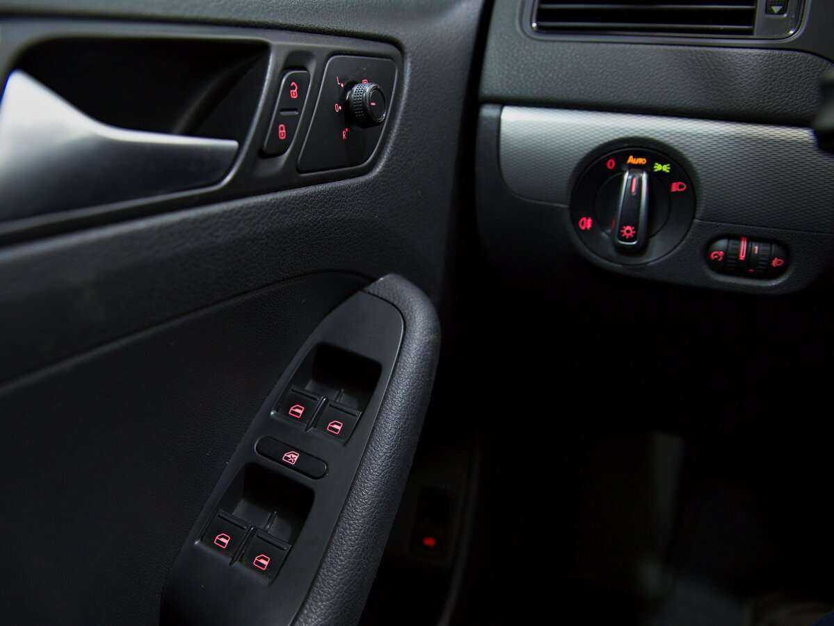 Купить Volkswagen Jetta с пробегом. Фото: #6