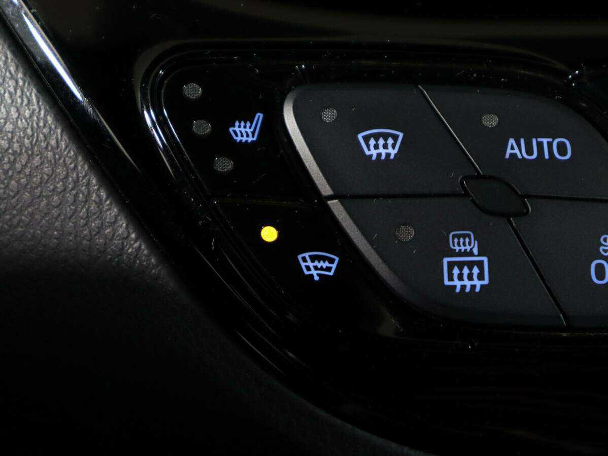 Купить Toyota C-HR с пробегом. Фото: #13