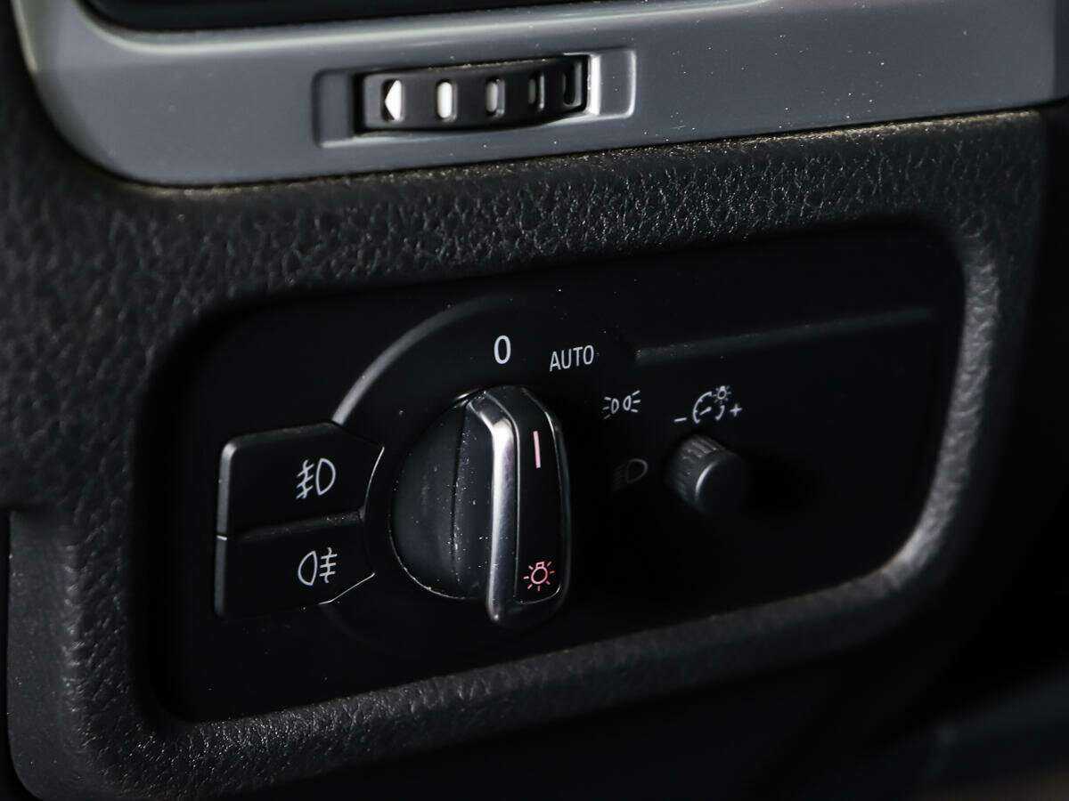 Купить Volkswagen Touareg с пробегом. Фото: #18