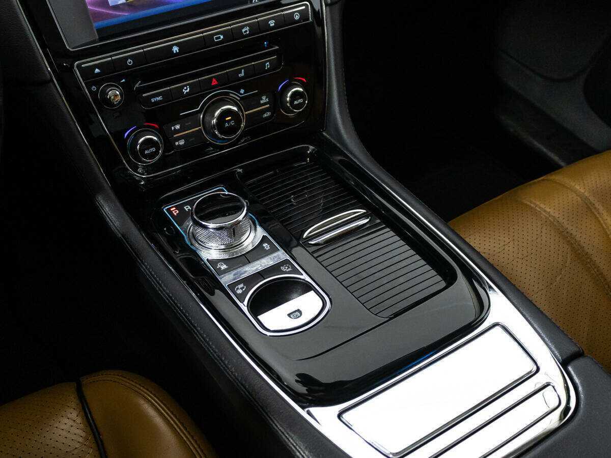 Купить Jaguar XJ с пробегом. Фото: #23
