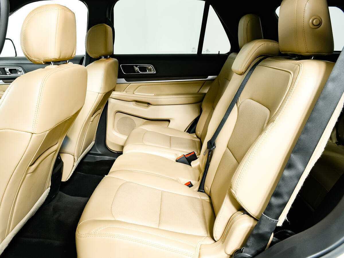 Купить Ford Explorer с пробегом. Фото: #9