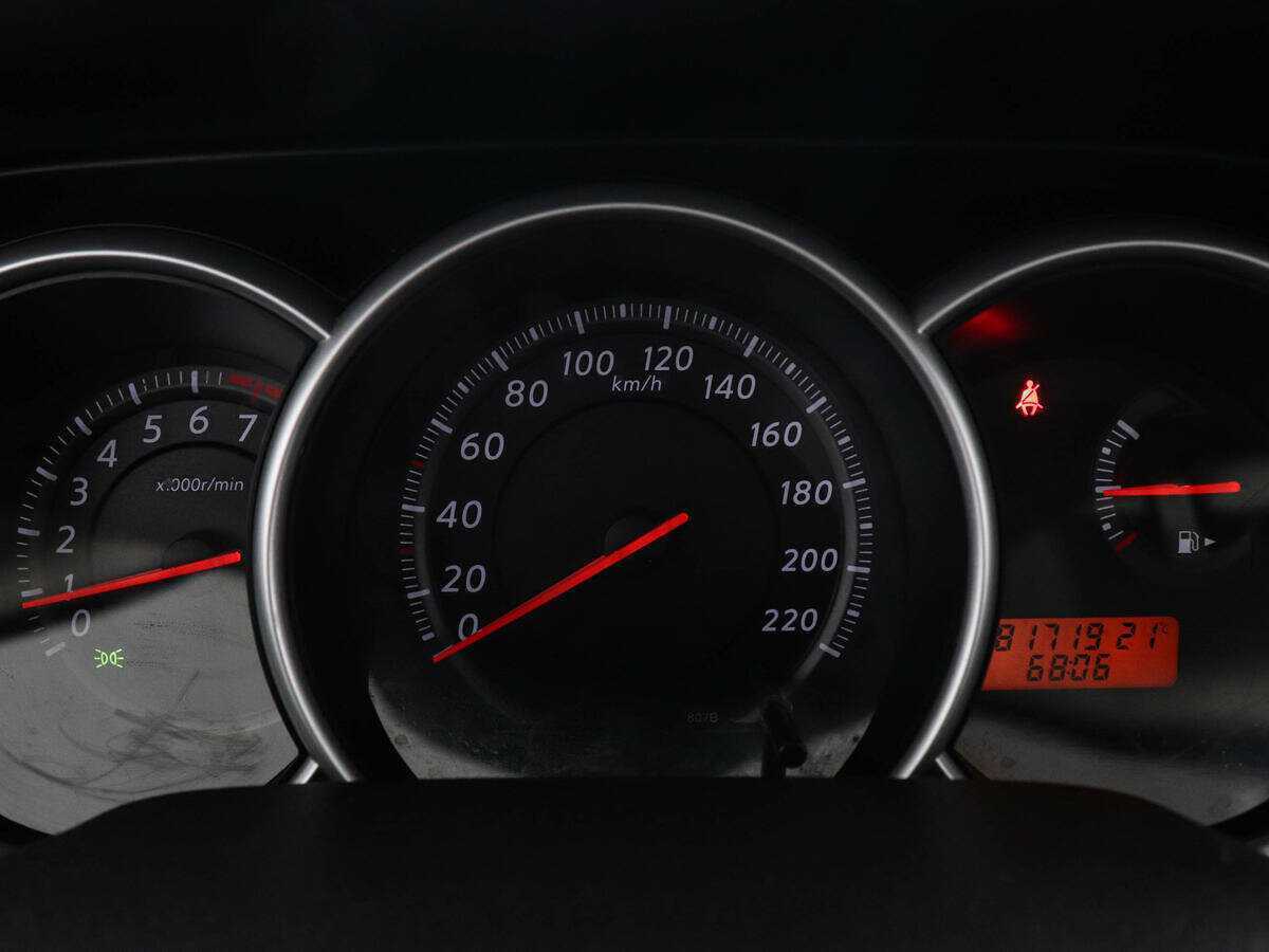 Купить Nissan Tiida с пробегом. Фото: #10