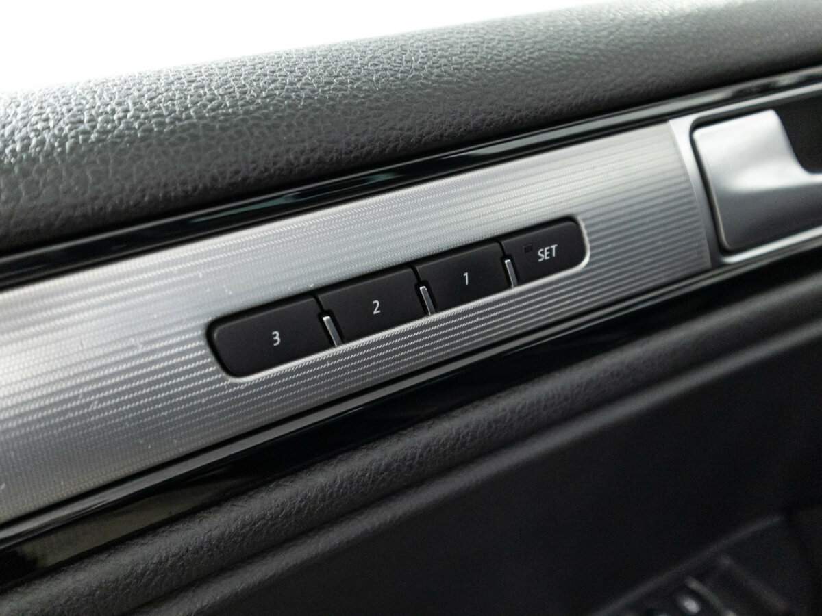 Купить Volkswagen Touareg с пробегом. Фото: #16