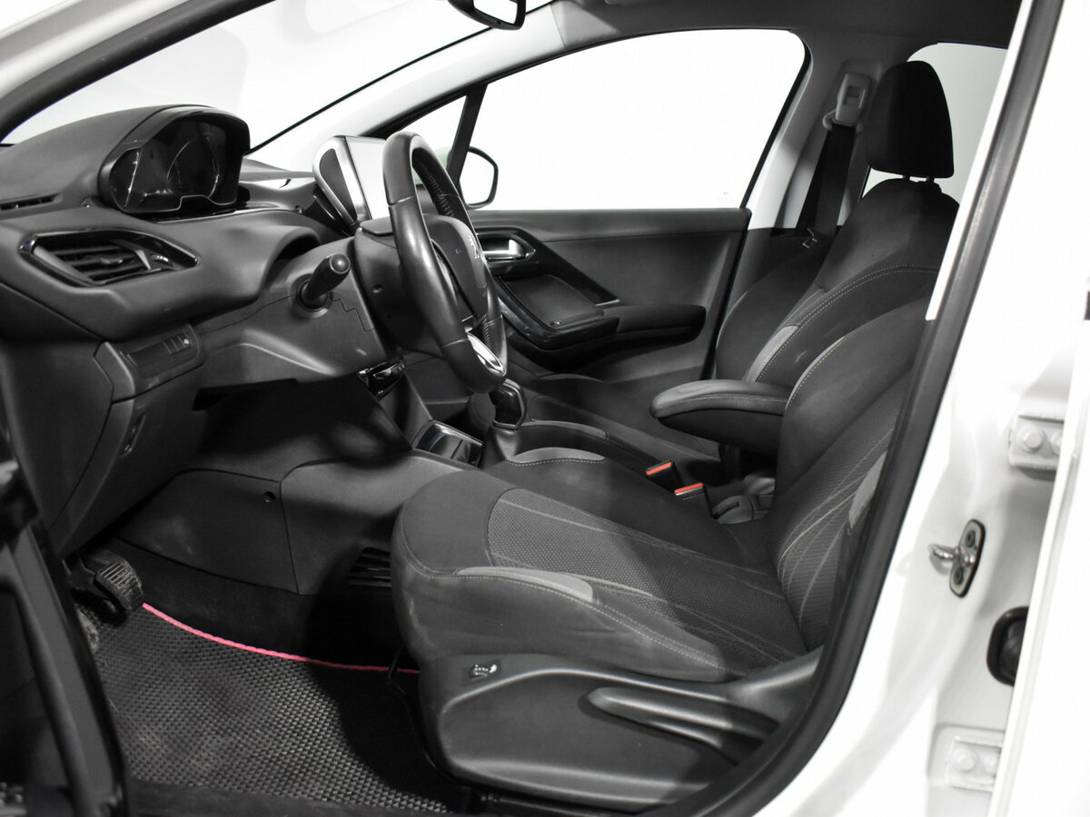 Купить Peugeot 208 с пробегом. Фото: #9